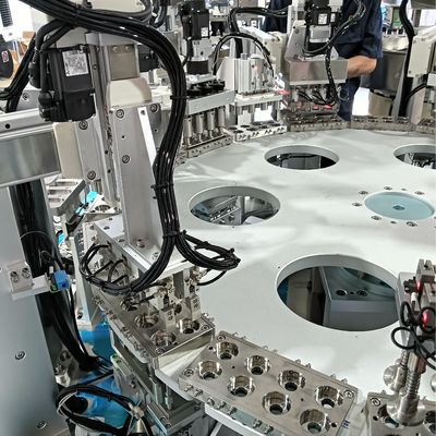 좋은 가격 지표 운동 8 구멍 자동 우유 캡 조립 기계 안정적인 작동 정확한 위치 온라인으로
